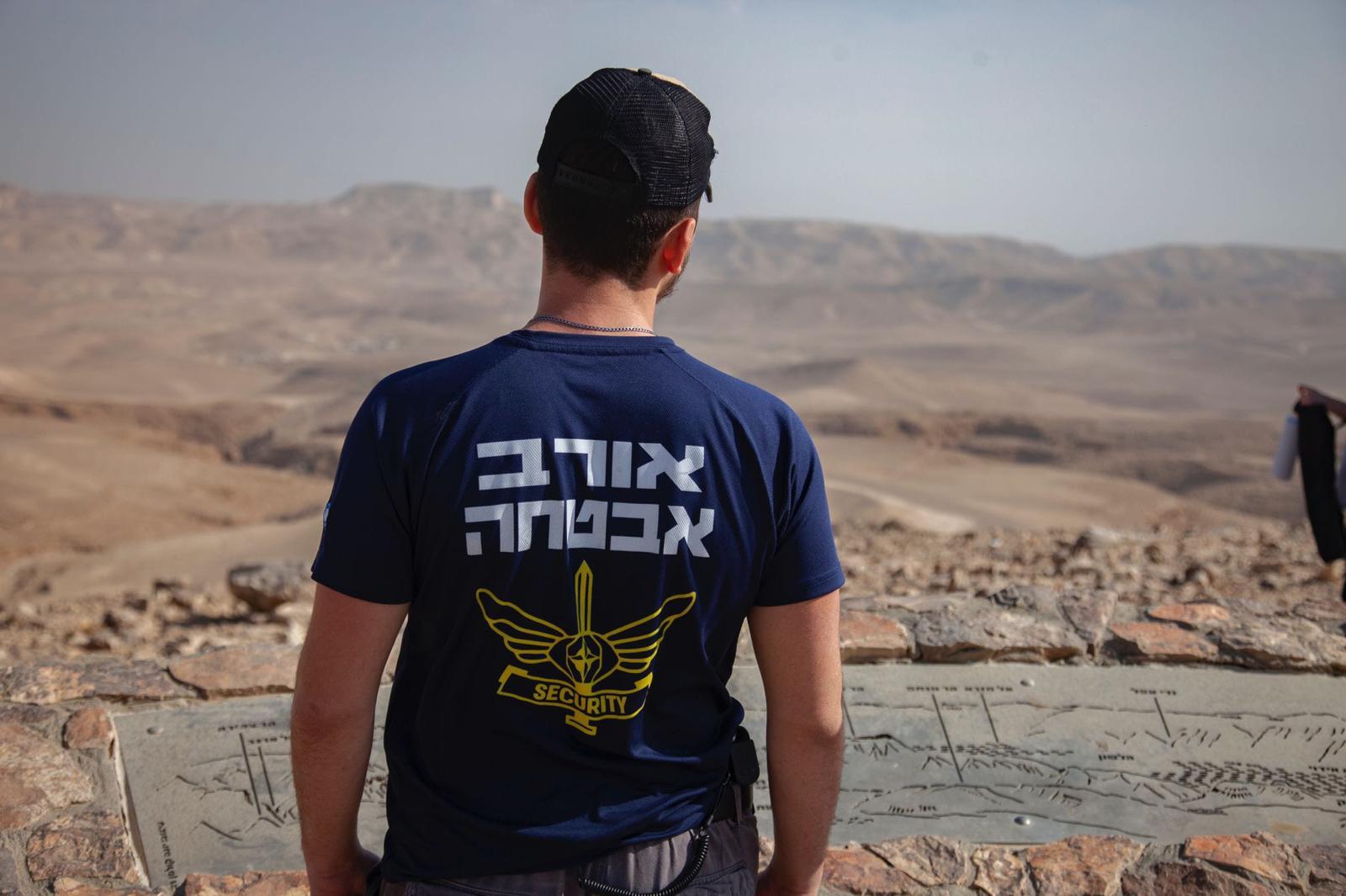 מאבטח אורב בתצפית מכתש רמון
