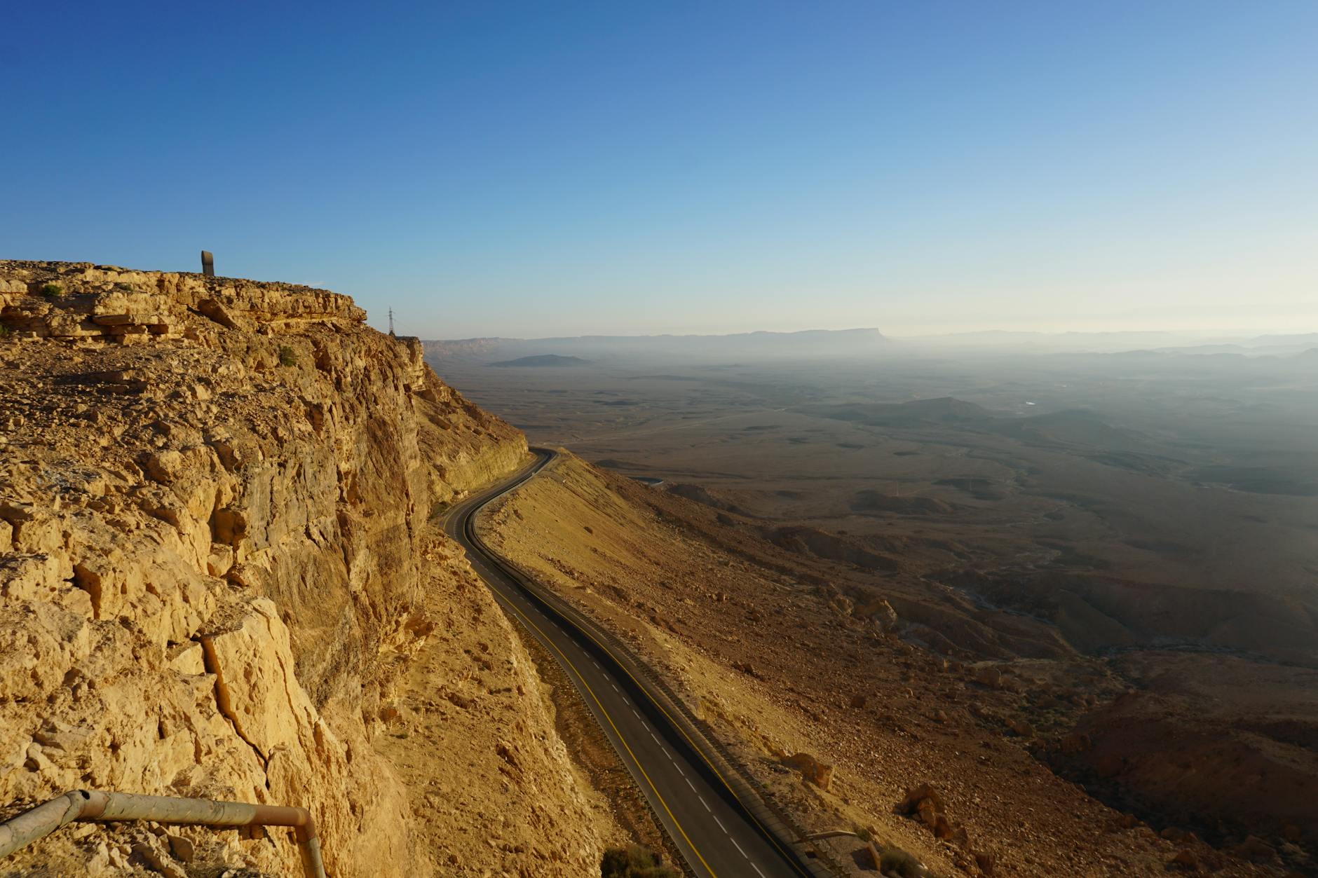 נוף המכתש בנגב — אזור פעילות מרכזי לטיולי בתי ספר ומשלחות שטח
